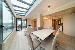 Panoramic Apartment, 3 Bedroom - Becici, 18 jul bb | 客室ごとに異なる装飾、客室ごとに異なるインテリア、アイロン / アイロン台、WiFi (無料)