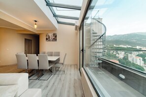 Panoramic Apartment, 3 Bedroom - Becici, 18 jul bb | Coin séjour