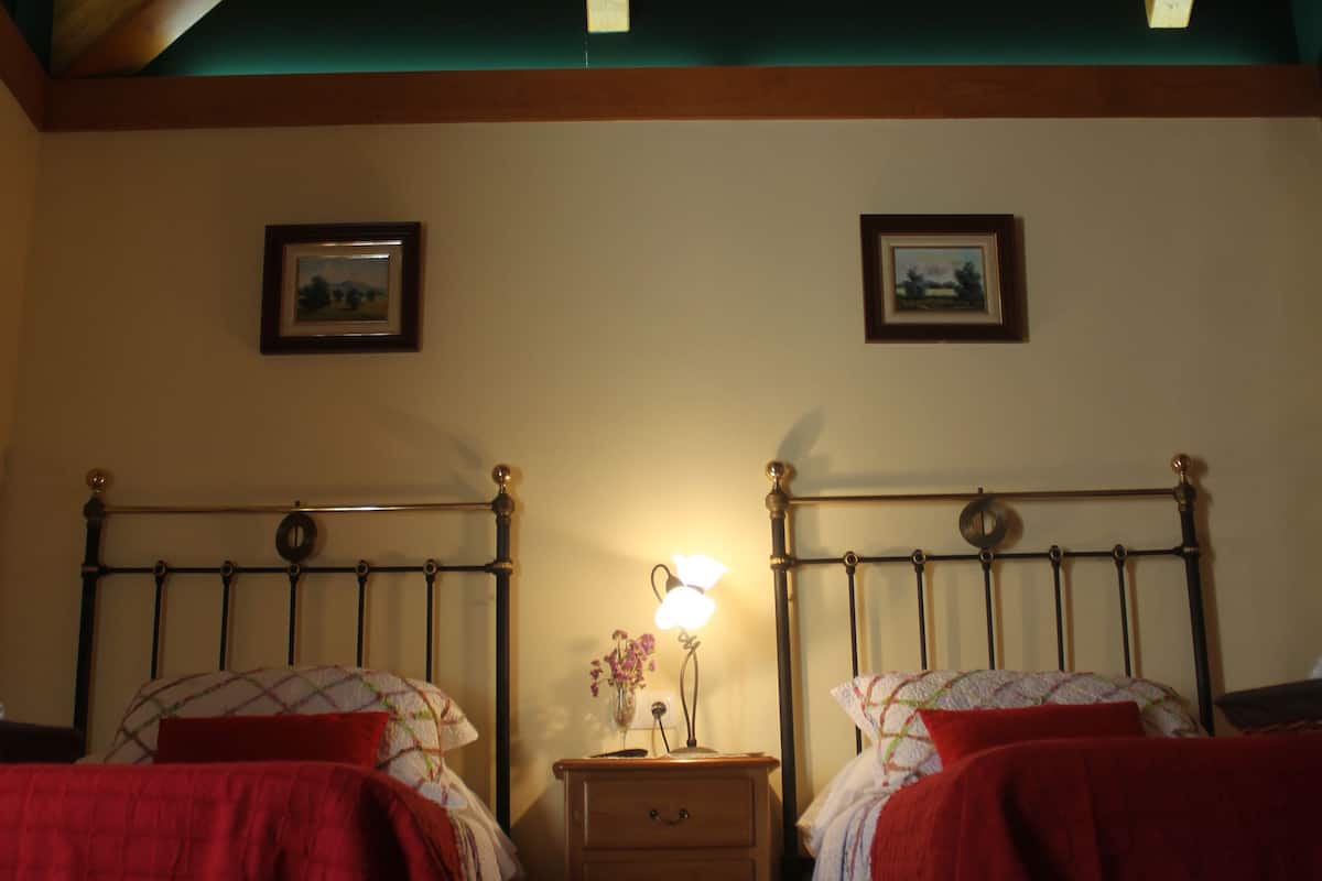 Twin Room (A Revolta) | Minibar, free cribs/infant beds, rollaway beds, bed sheets