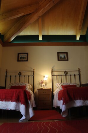 Twin Room (A Revolta) | Minibar, free cots/infant beds, rollaway beds, bed sheets - Casas Rurales A Chairiña Y A Revolta (Arnoia)