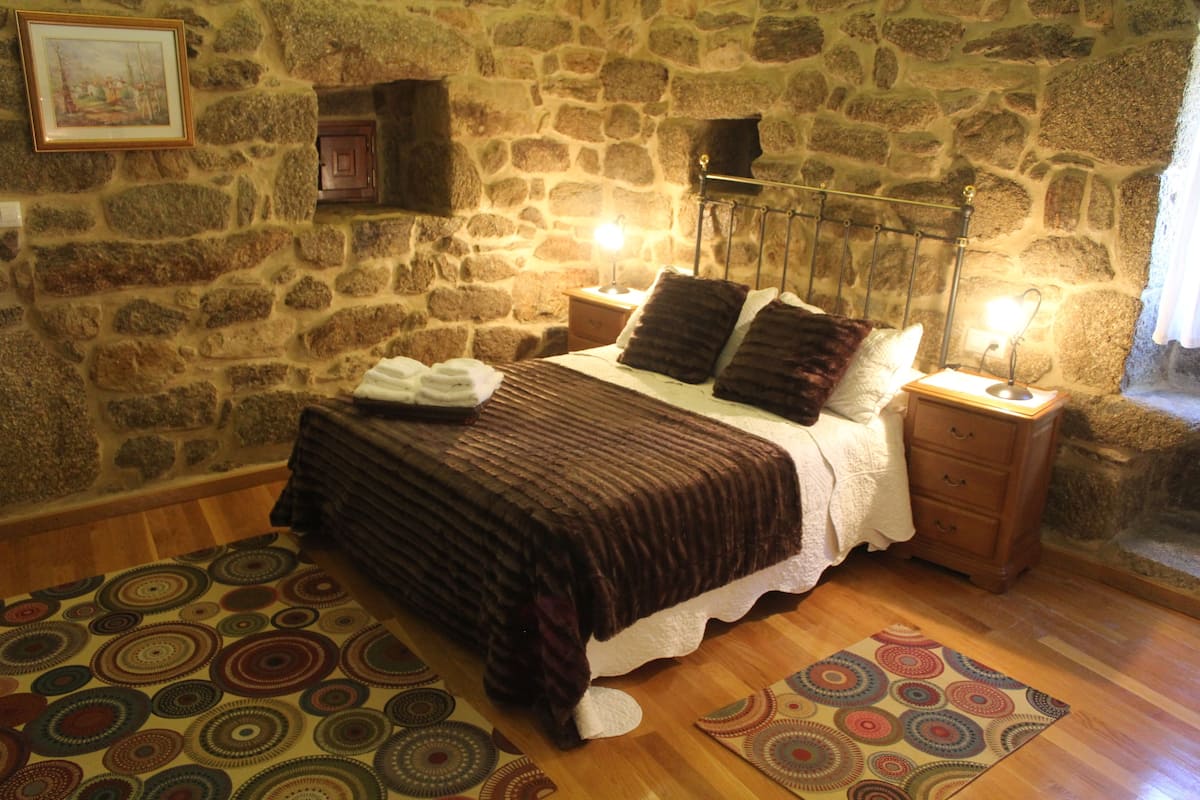 Superior Double Room (A Revolta) | Minibar, free cribs/infant beds, rollaway beds, bed sheets