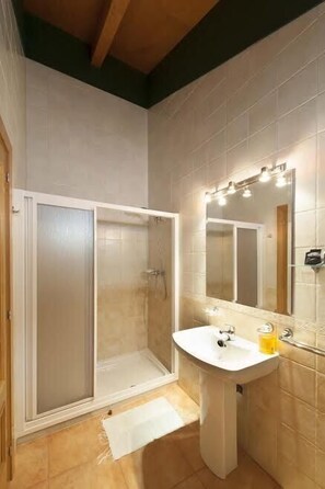 Twin Room (A Revolta) | Bathroom shower - Casas Rurales A Chairiña Y A Revolta (Arnoia)