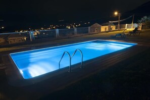 Una piscina al aire libre de temporada