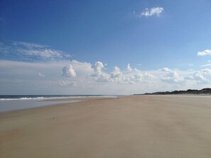Sulla spiaggia, lettini da mare, teli da spiaggia