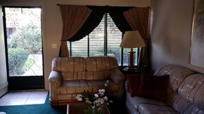 TV, DVD player, stereo - Minutes from Airport-Casinos-Shopping-Desert Attractions (Rancho Mirage)