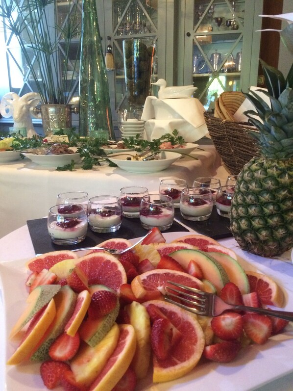 Petit déjeuner buffet (16.00 EUR par personne)