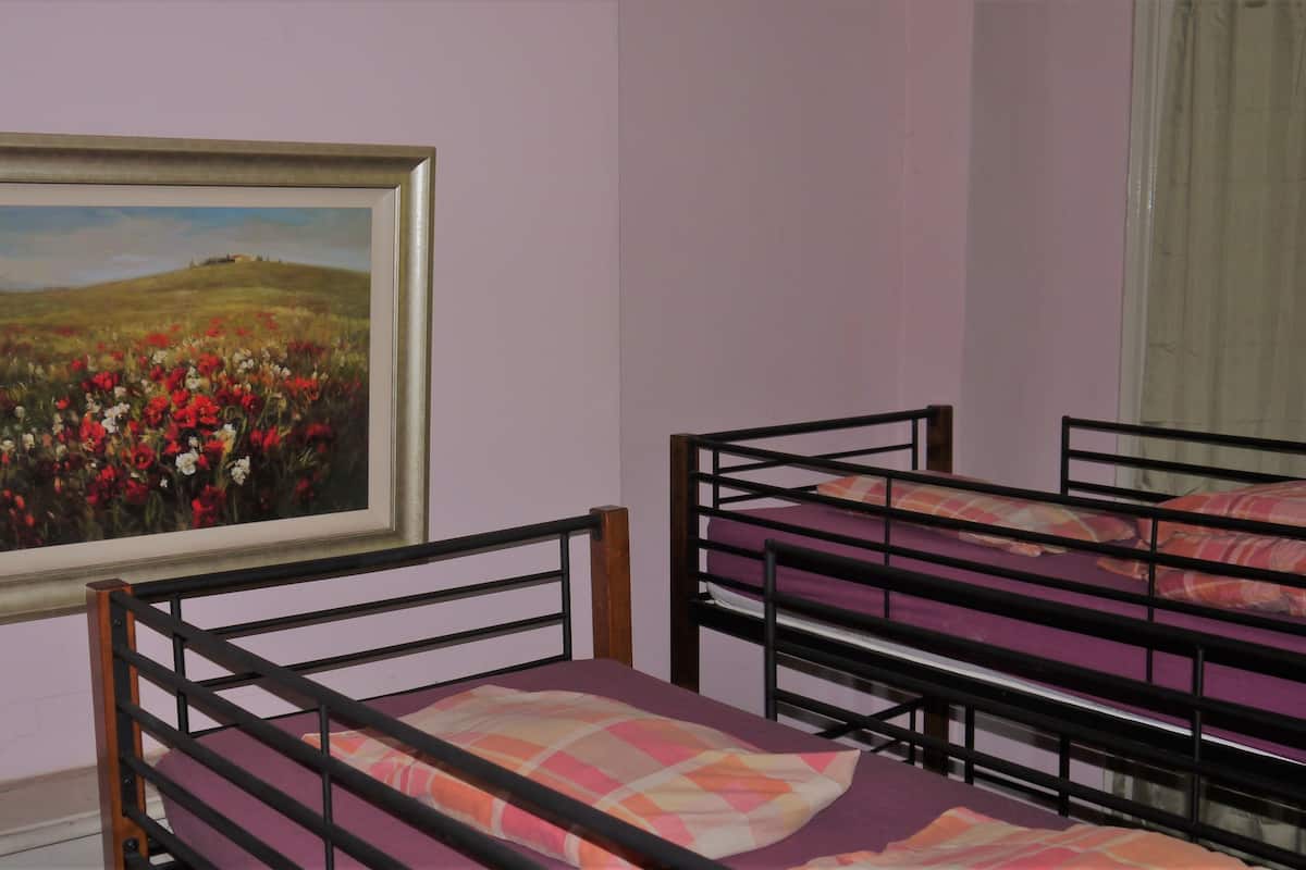 Single Bed in a 10 beds Female Dormitory | 房內夾萬、免費 Wi-Fi、床單