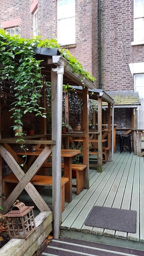 Property grounds - Embassie Backpackers Liverpool (Liverpool)