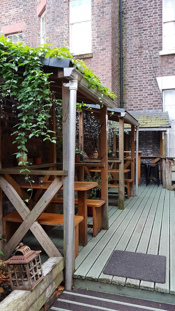 Property grounds - Embassie Backpackers Liverpool (Liverpool)