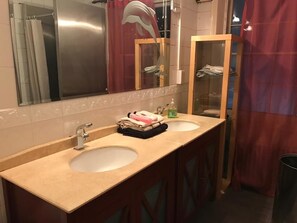Een douche, handdoeken