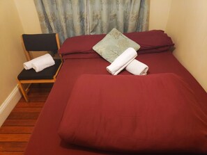 Habitación doble, baño compartido | Caja de seguridad en la habitación, wifi gratis y ropa de cama 