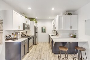 Kylskåp, mikrovågsugn, ugn och spishäll