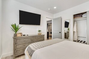 2 sovrum, skrivbord, strykjärn/strykbräda och resesäng