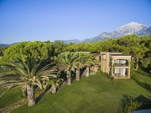 Una casa con una montagna sullo sfondo.