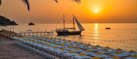 Plage privée, chaises longues, parasols, serviettes de plage