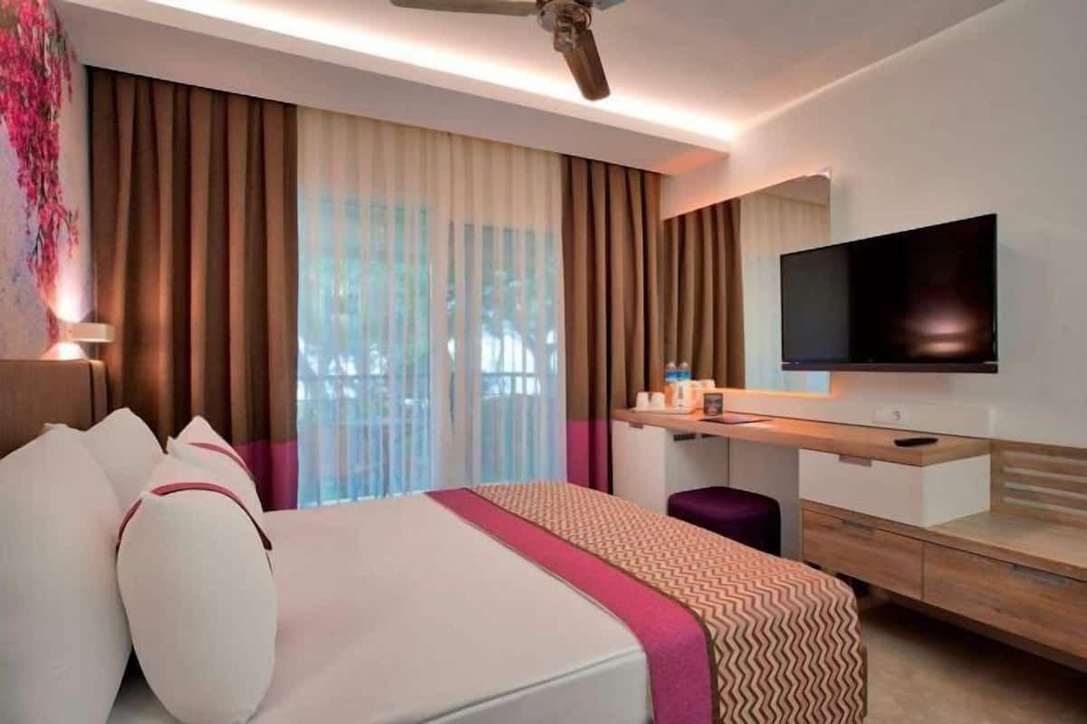 Free minibar, in-room safe, desk, blackout drapes