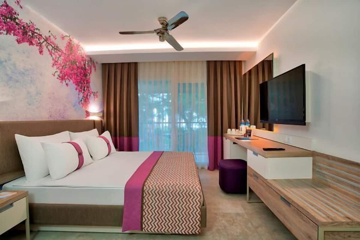 Free minibar, in-room safe, desk, blackout drapes