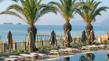 4 outdoor pools, open 9:00 AM to 6:00 PM, pool umbrellas, pool loungers