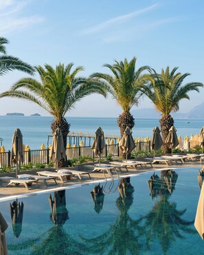 4 outdoor pools, open 9:00 AM to 6:00 PM, pool umbrellas, sun loungers