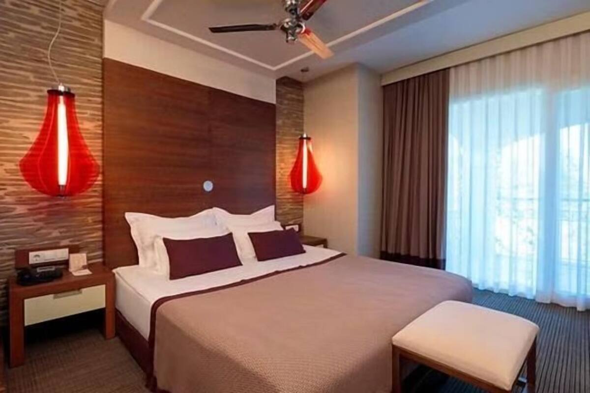 Free minibar, in-room safe, desk, blackout drapes