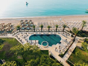 4 udendørs pools, åben fra kl. 09.00 til kl. 18.00, parasoller