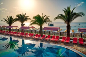 4 açık yüzme havuzu, 9 ve 18 saatleri arasında açık, havuz şemsiyeleri 