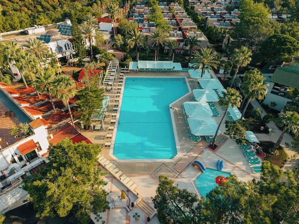 4 outdoor pools, open 9:00 AM to 6:00 PM, pool umbrellas, sun loungers