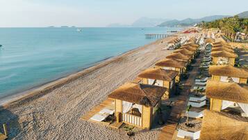 Privatstrand, Liegestühle, Sonnenschirme, Strandtücher