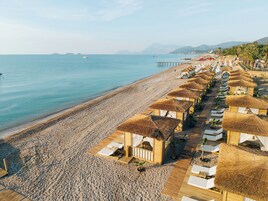 Playa privada, sillas reclinables de playa, sombrillas, toallas de playa