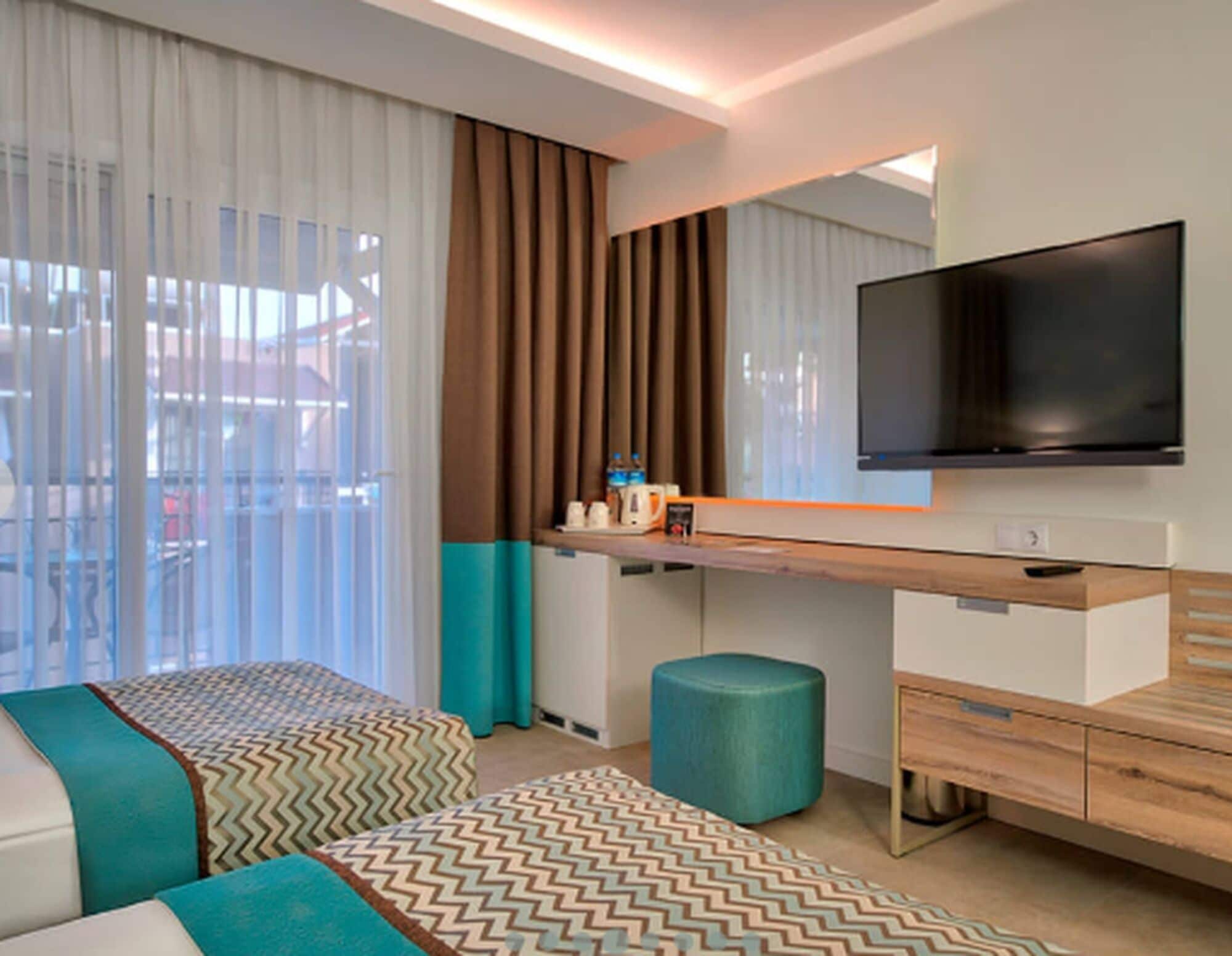 Minibar con artículos gratuitos y caja de seguridad en la habitación 