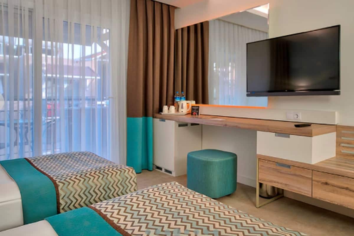 Minibar con artículos gratuitos y caja de seguridad en la habitación