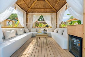 Privatstrand, Liegestühle, Sonnenschirme, Strandtücher