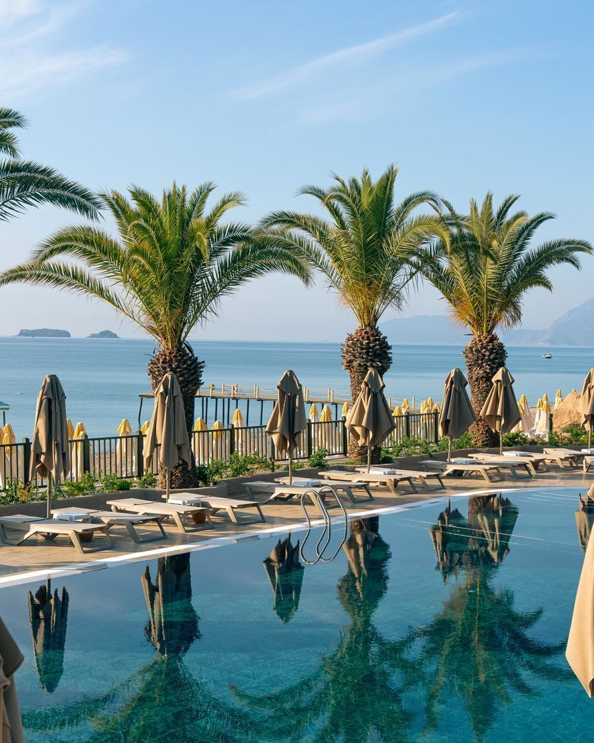 4 outdoor pools, open 9:00 AM to 6:00 PM, pool umbrellas, pool loungers