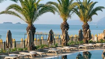 4 outdoor pools, open 9:00 AM to 6:00 PM, pool umbrellas, pool loungers