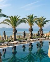 4 piscinas al aire libre, sombrillas, sillones reclinables de piscina