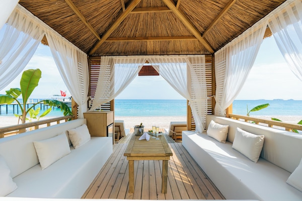 Private beach, sun loungers, beach umbrellas, beach towels