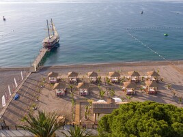 Playa privada, sillas reclinables de playa, sombrillas, toallas de playa