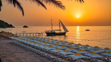 Private beach, sun-loungers, beach umbrellas, beach towels