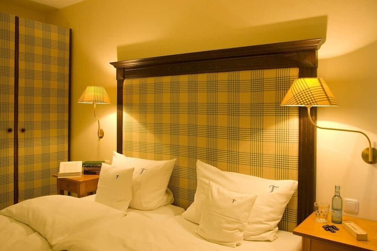 1 bedroom, individually decorated, cots/infant beds, bed sheets