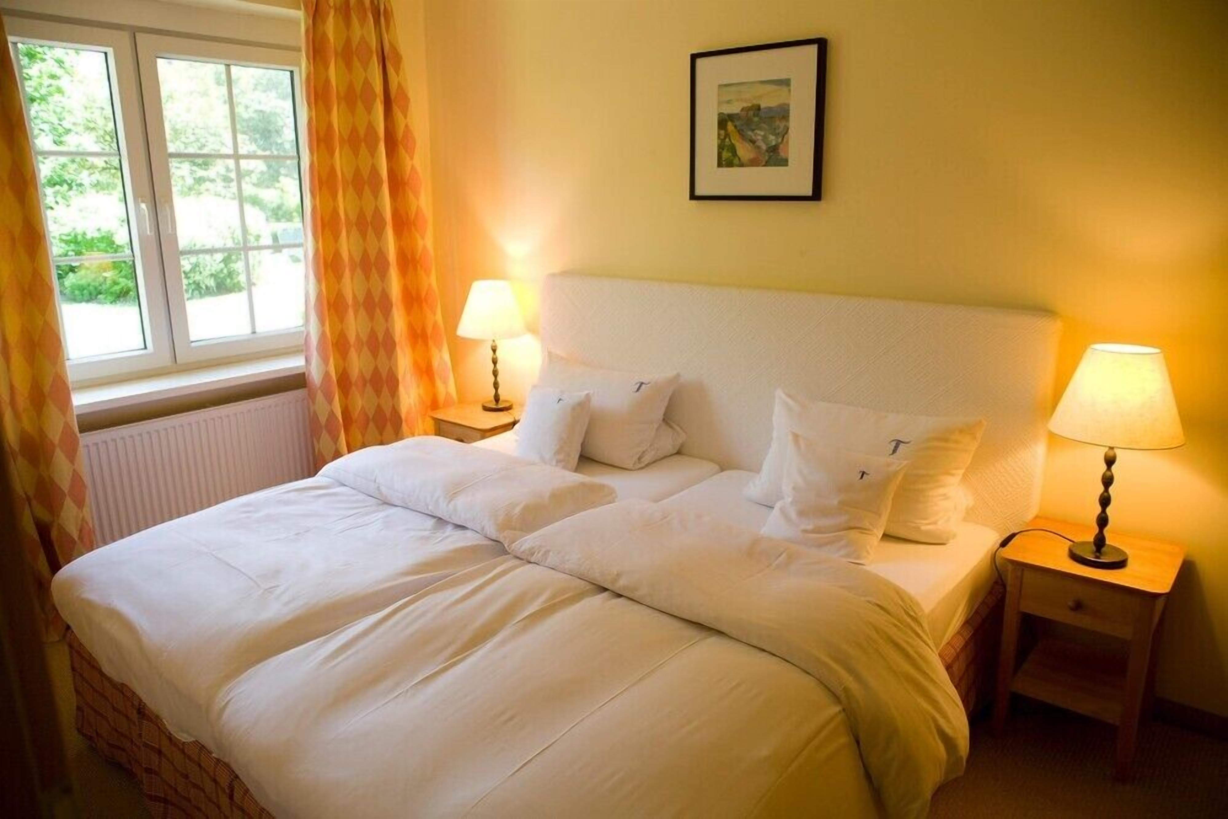 1 bedroom, individually decorated, cots/infant beds, bed sheets