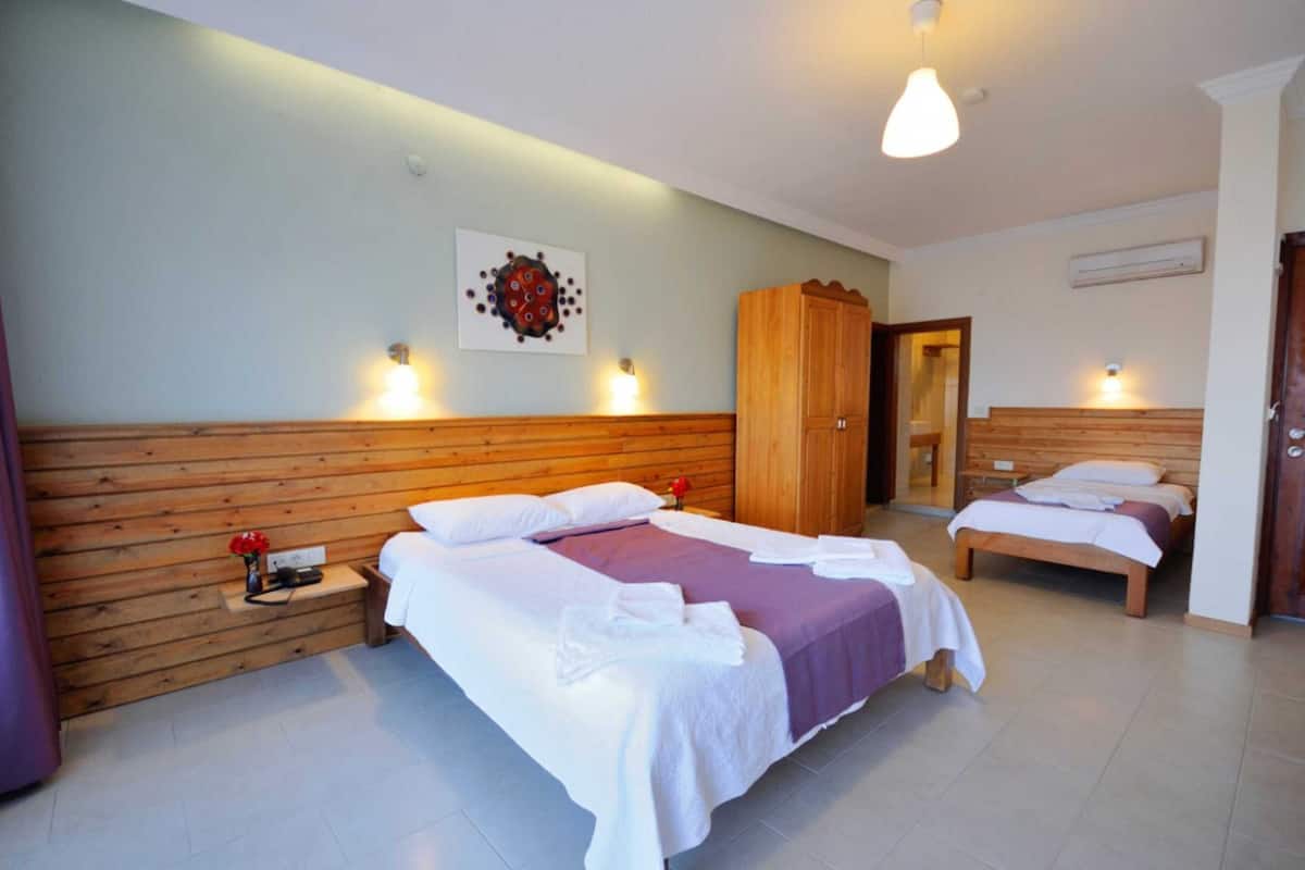 Artículos del minibar gratis y caja de seguridad en la habitación