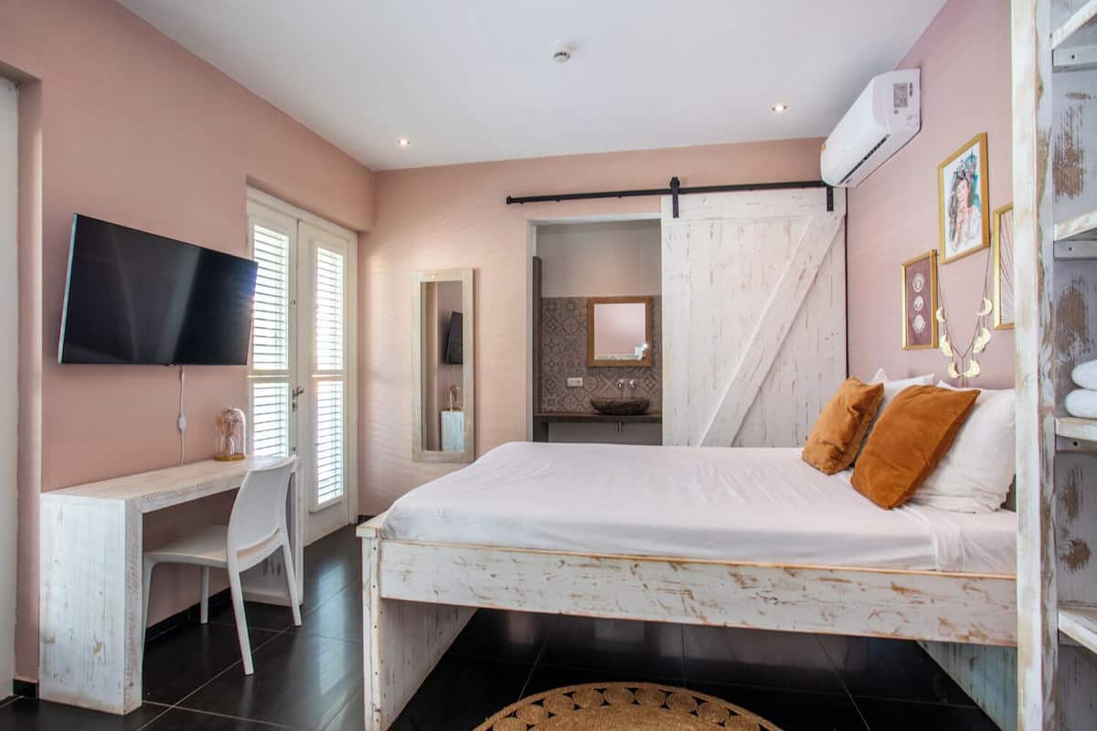 comfort room, balcony | minibar, in-room safe, individually decorated, iron/ironing board