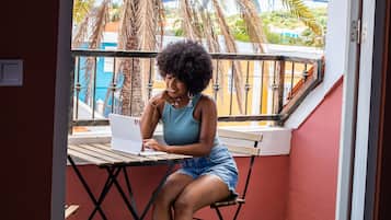 ميني بار وخزنة داخل الغرفة وبديكورات فريدة لكل غرفة ومكواة/لوح كي