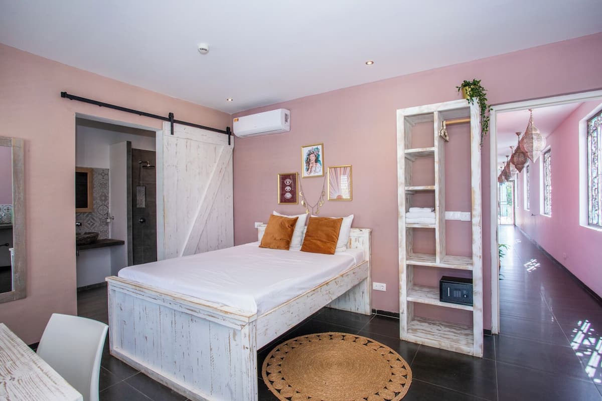 Minibar, caja de seguridad en la habitación y decoración personalizada