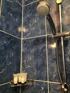 Regadera, amenidades de baño gratuitas, secadora de cabello, toallas 
