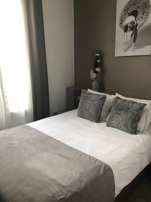 Decoración personalizada, muebles diferentes y cortinas blackout 