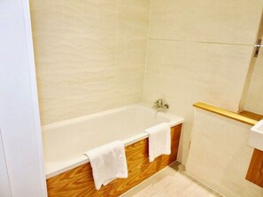 华丽公寓, 2 间卧室, 无烟房 | 浴室 | 免费洗浴用品、吹风机、毛巾