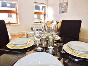 Appartement Deluxe, 2 chambres, non-fumeur | Restauration dans la chambre