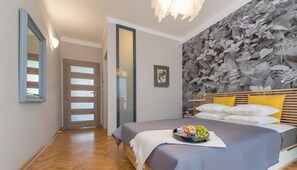 Iron/ironing board, free WiFi, bed sheets