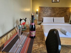 Nhà, 5 phòng ngủ | Khu vực ăn uống tại phòng